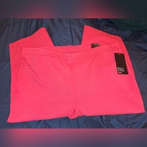 Stylish Salmon Color Capri Size 20 Stretch pull on Capris NEW. Avenue